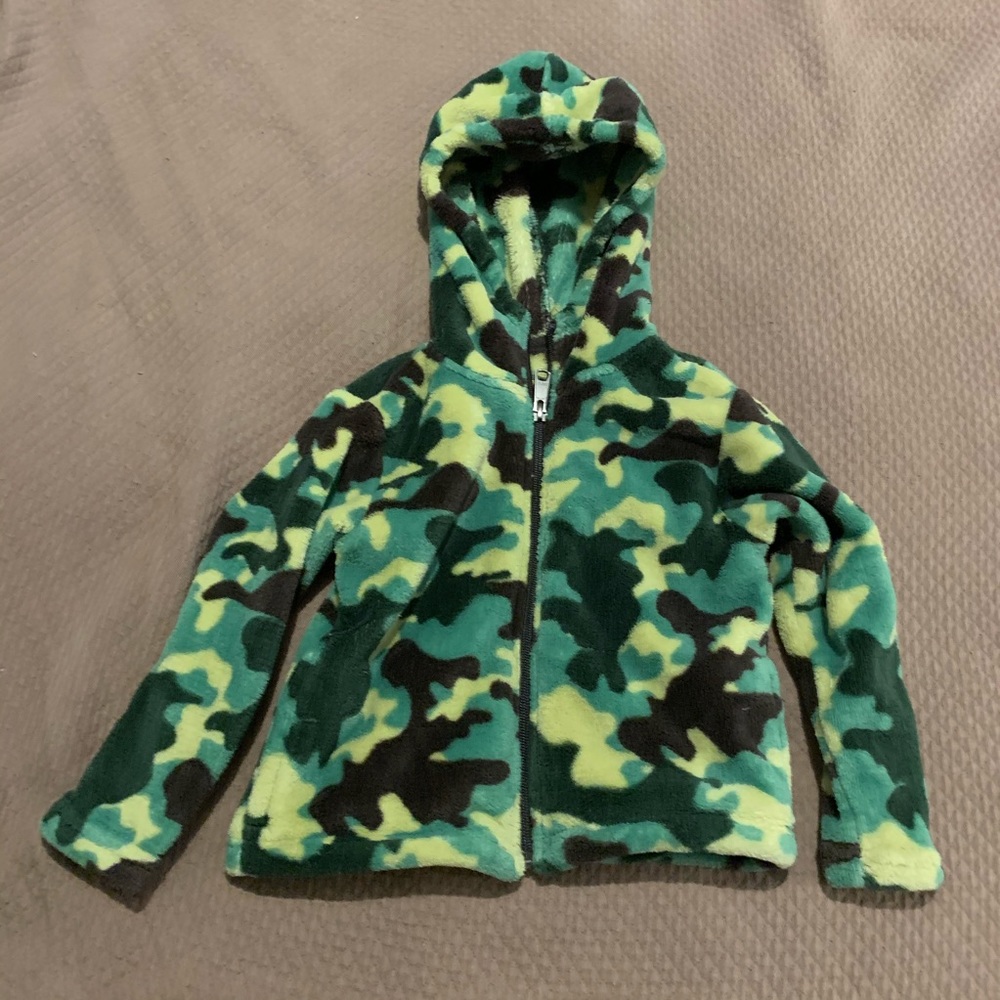 🚨Size 2T toddler boy’s Bass camo jacket